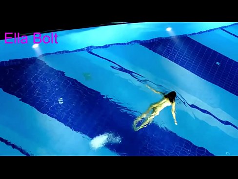 ❤️ No puedo dejar de mirar, joven rubia pillada nadando desnuda en la piscina del complejo ELLA BOLT ️ Porno ruso en es.newsexxxx.ru ❌️