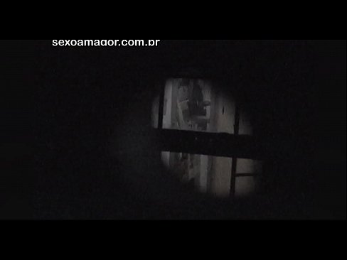 ❤️ Rubia es grabada en secreto por un voyeur del barrio escondido detrás de unos ladrillos huecos ️ Porno ruso en es.newsexxxx.ru ❌️